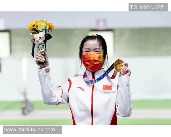 中国运动员夺金后比心观众：这一幕太暖了