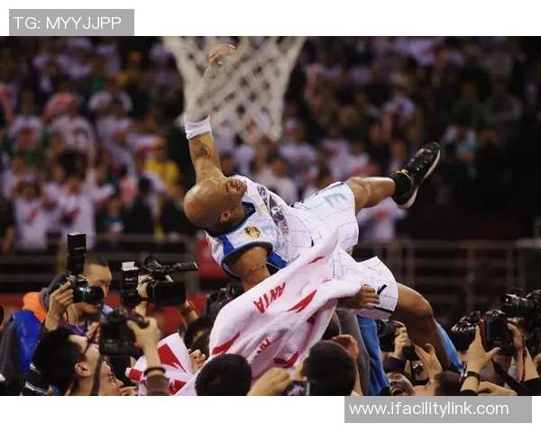 以镜头回顾CBA赛场动人瞬间这一幕让无数球迷热泪盈眶 以镜头回顾CBA赛场动人瞬间这一幕让无数球迷热泪盈眶